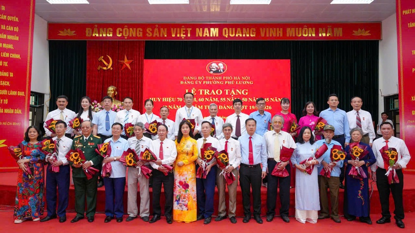 Phường Phú Lương trao Huy hiệu Đảng cho 24 đảng viên đợt 19/5
