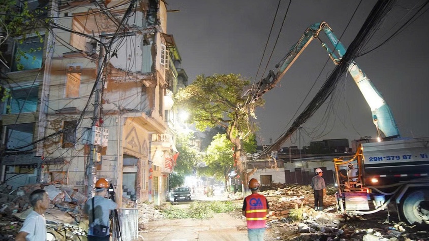 Trắng đêm phá dỡ, giải phóng mặt bằng thi công cầu Trần Hưng Đạo