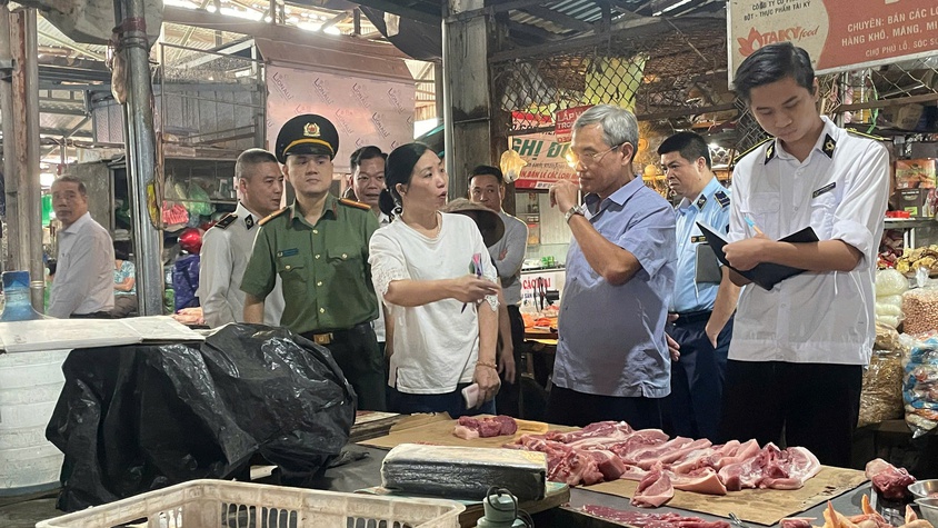 ĐỒNG CHÍ TRẦN TIẾN SỸ - PHÓ CHI CỤC TRƯỞNG CHI CỤC CHĂN NUÔI THỦY SẢN VÀ THÚ Y THÀNH PHỐ HÀ NỘI KIỂM TRA CÔNG TÁC GIẾT MỔ, VẬN CHUYỂN, KINH DOANH ĐỘNG VẬT VÀ SẢN PHẨM ĐỘNG VẬT TRÊN ĐỊA BÀN XÃ SÓC SƠN