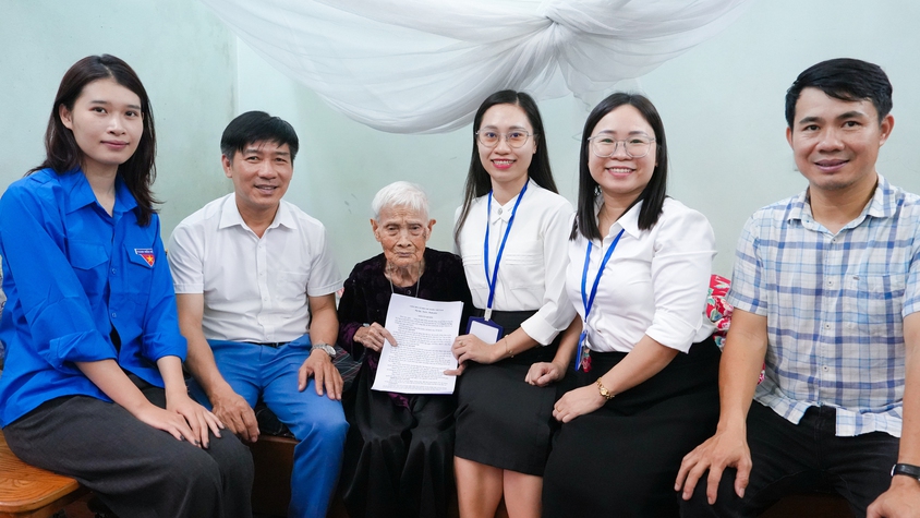 Tổ xung kích Trung tâm Phục vụ hành chính công Chi nhánh số 07 hỗ trợ chứng thực chữ ký ngoài giờ cho cụ bà 102 tuổi tại xã Quốc Oai