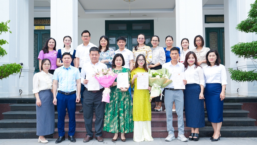 UBND xã Quốc Oai tổ chức Lễ trao Giấy chứng nhận kết hôn cho các cặp đôi