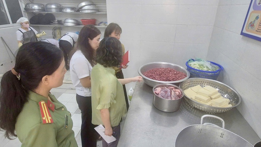 Đoàn kiểm tra liên ngành ATTP phường Thanh Xuân làm việc tại trường Tiểu học Phan Đình Giót