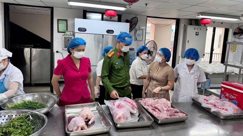 Phường Hoàn Kiếm tăng cường kiểm tra an toàn thực phẩm tại bếp ăn trường học