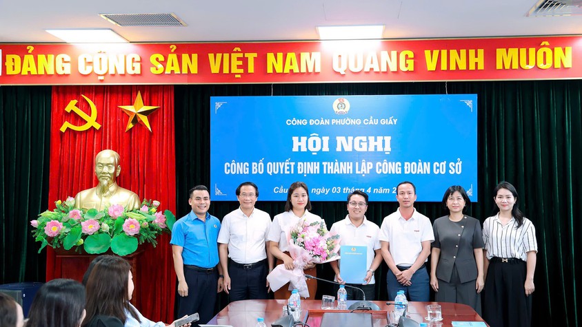 Công đoàn phường Cầu Giấy công bố, trao quyết định thành lập 5 công đoàn cơ sở