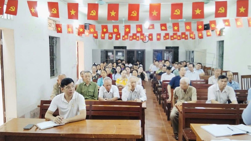 Đồng chí Phó Chủ tịch UBND xã dự sinh hoạt thường kỳ Chi bộ thôn Thụy Khuê