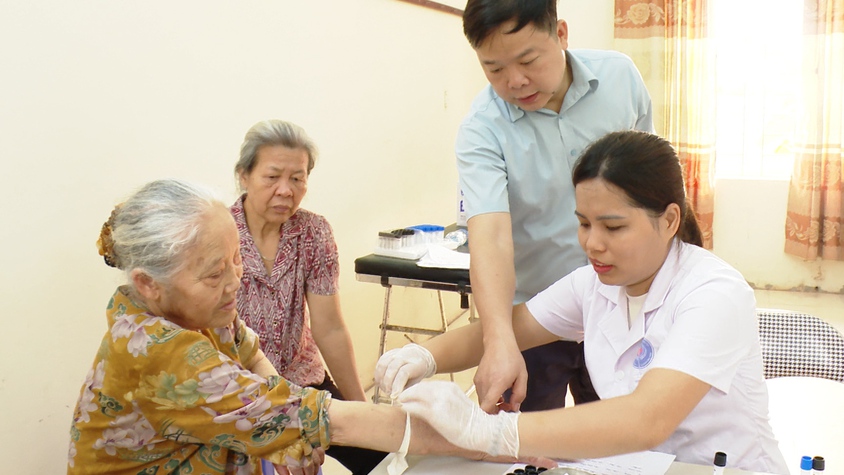 XÃ ỨNG HÒA TỔ CHỨC KHÁM SỨC KHỎE CHO NGƯỜI CAO TUỔI NHÂN NGÀY SỨC KHỎE TOÀN DÂN 7/4.