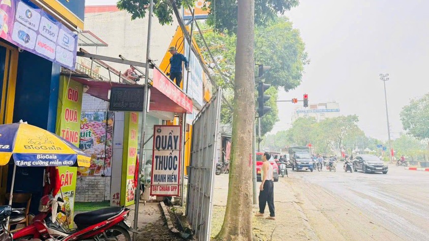 NHIỀU HỘ DÂN TỰ GIÁC THÁO DỠ, GIẢI TỎA CÁC CÔNG TRÌNH, NHÀ Ở BÀN GIAO MẶT BẰNG THỰC HIỆN DỰ ÁN CẢI TẠO, NÂNG CẤP ĐƯỜNG TỈNH 420 ĐOẠN TỪ KM0+00 ĐẾN KM7+428 (NGÃ BA HÒA LẠC - NGÃ BA THỊ TRẤN LIÊN QUAN)