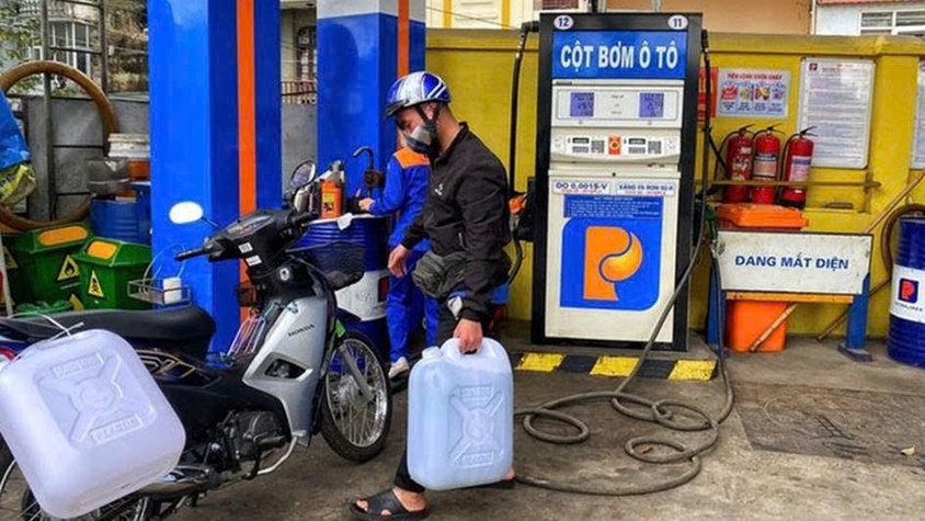 Công an phường Đông Ngạc khuyến cáo, cảnh báo về nguy cơ mất an toàn PCCC và các chế tài xử lý khi tích trữ xăng dầu