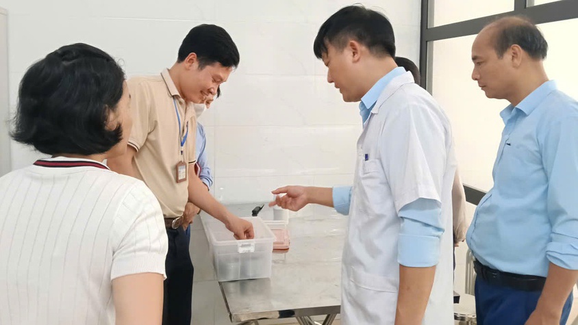 KIỂM TRA CÔNG TÁC ĐẢM BẢO AN TOÀN THỰC PHẨM TẠI CÁC BẾP ĂN BÁN TRÚ TRƯỜNG MẦM NON TRUNG TÚ, MẦM NON VÀ TIỂU HỌC ĐỒNG TÂN.