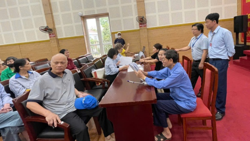 Phường Long Biên ra quân hỗ trợ người dân thực hiện thủ tục ủy quyền lĩnh lương hưu, trợ cấp bảo hiểm xã hội hằng tháng