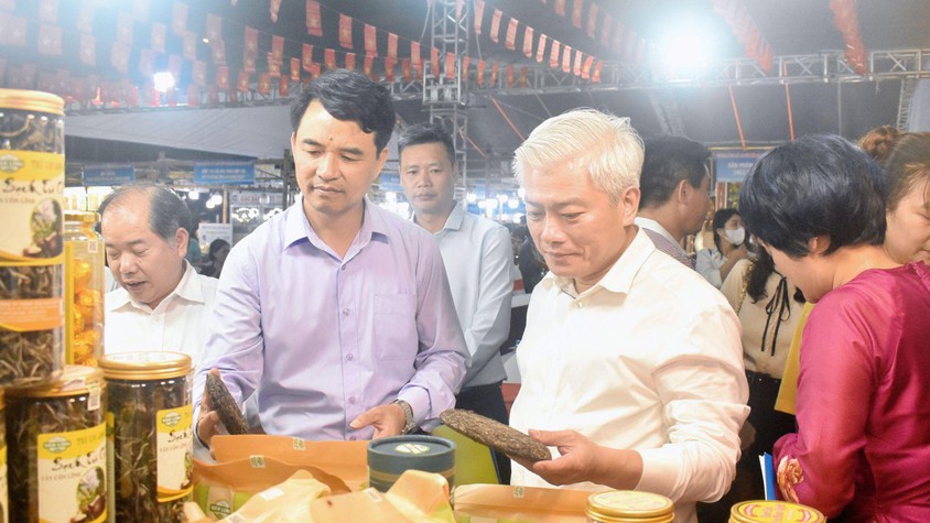 Khai mạc “Tuần hàng Kinh tế tập thể 2026”: Gần 100 hợp tác xã đưa nông sản sạch, đặc sản vùng miền đến người tiêu dùng Thủ đô