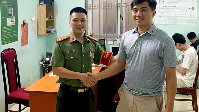 Công an phường Cầu giấy tiếp nhận, trao trả tài sản người dân đánh rơi
