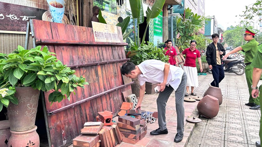 Xã Bát Tràng tập trung giải tỏa vi phạm trật tự đô thị, vệ sinh môi trường tại Cụm sản xuất làng nghề tập trung và các tuyến đường