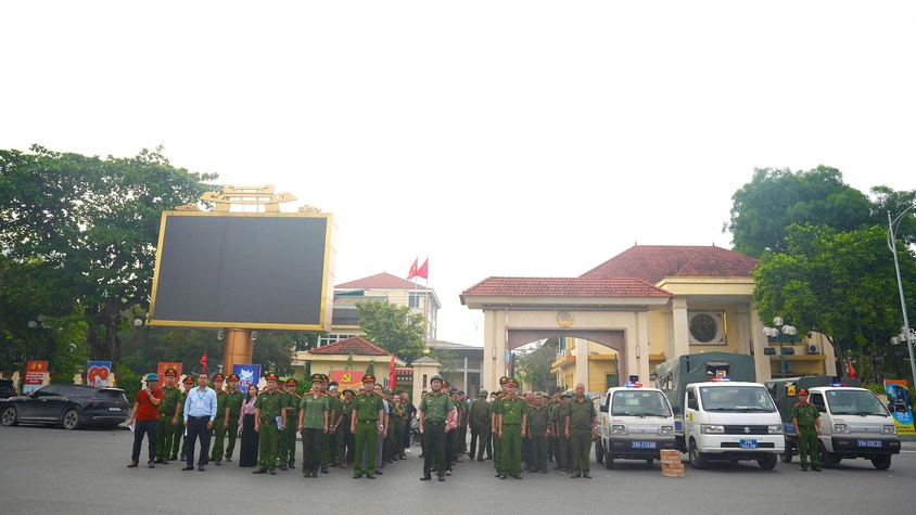 SƠN TÂY ĐỒNG LOẠT RA QUÂN ĐỢT CAO ĐIỂM KIỂM TRA, XỬ LÝ VI PHẠM TRẬT TỰ ĐÔ THỊ, TRẬT TỰ CÔNG CỘNG, VỆ SINH MÔI TRƯỜNG