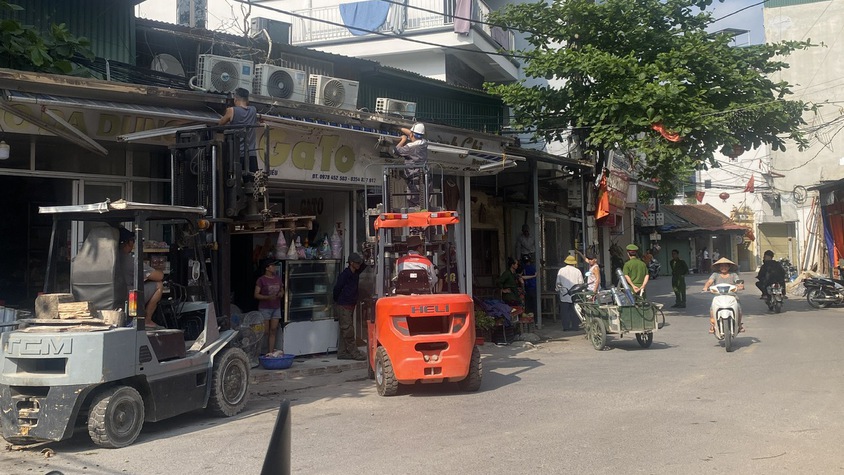 BCĐ 197 xã Thanh Oai tiếp tục ra quân xử lý vi phạm trật tự đô thị, trật tự công cộng, an toàn giao thông trục đường Phương Trung