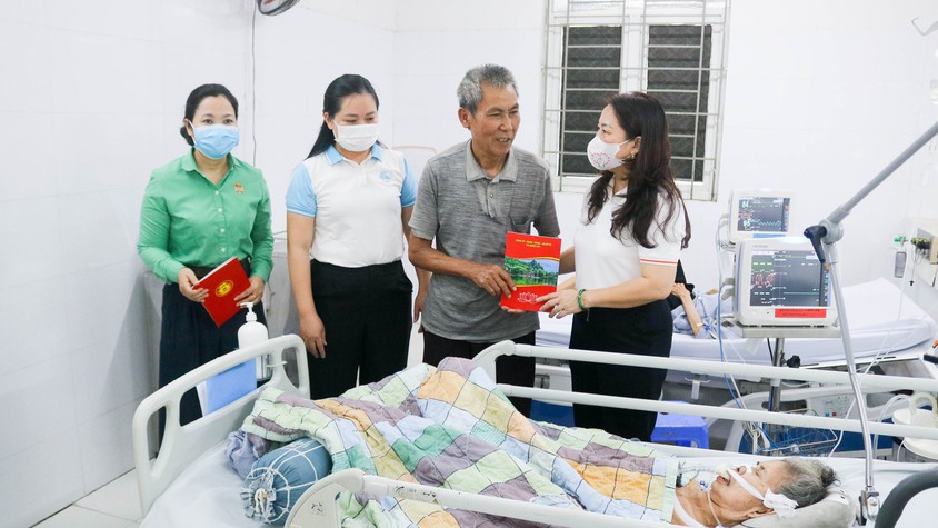 HƯỞNG ỨNG “THÁNG NHÂN ĐẠO” – TRAO YÊU THƯƠNG ĐẾN NGƯỜI BỆNH CÓ HOÀN CẢNH KHÓ KHĂN