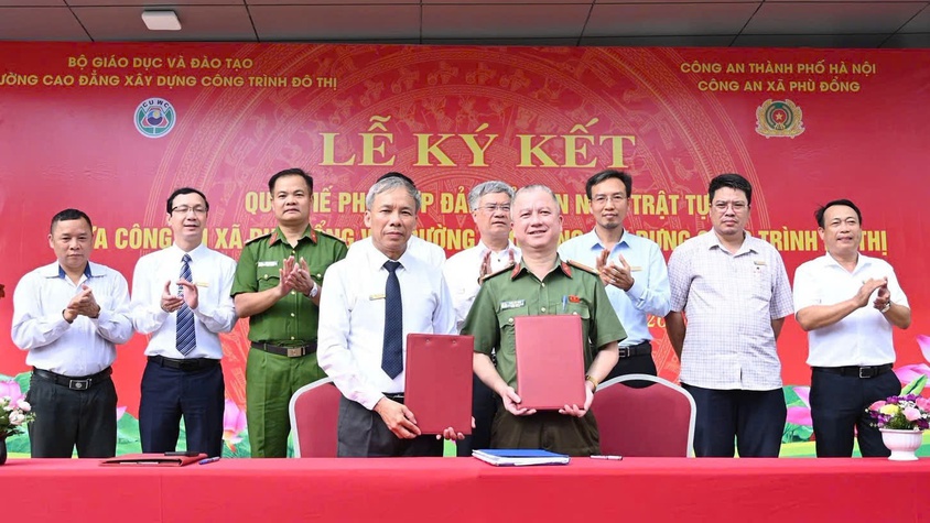 Công an xã Phù Đổng ký kết Quy chế phối hợp đảm bảo an ninh trật  với Trường Cao đẳng Xây dựng công trình đô thị. 