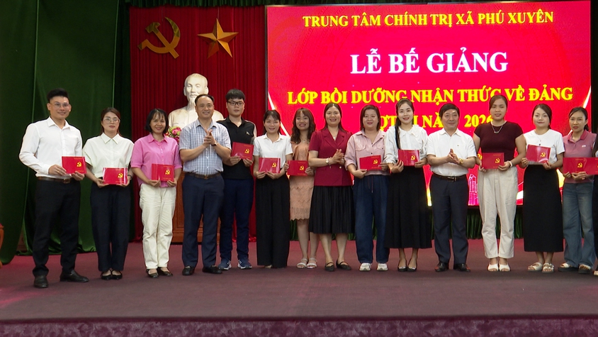 Lễ bế giảng lớp bồi dưỡng nhận thức về Đảng cho quần chúng ưu tú đợt III năm 2026