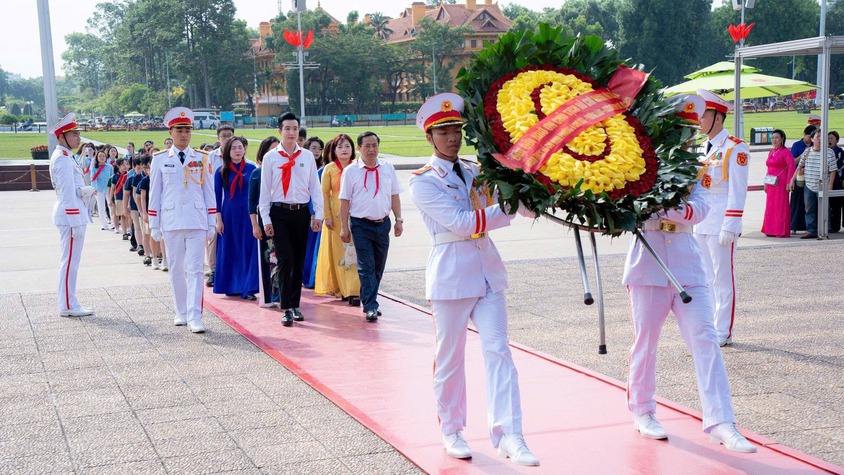 Tuổi trẻ Phường Ô Chợ Dừa báo công dâng Bác tại Lăng Chủ tịch Hồ Chí Minh
