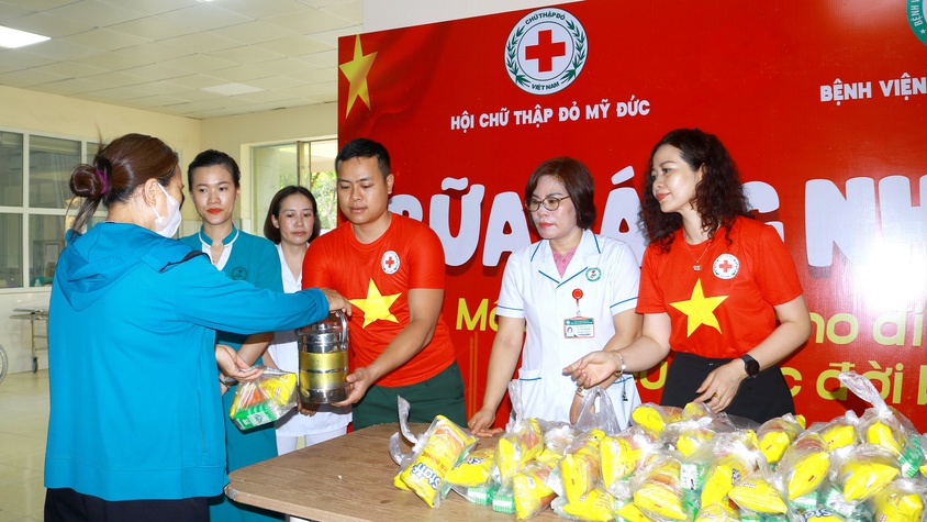 HỘI CHỮ THẬP ĐỎ XÃ MỸ ĐỨC VỚI CHƯƠNG TRÌNH “BỮA SÁNG NHÂN ÁI” ẤM ÁP NGHĨA TÌNH TẠI BỆNH VIỆN ĐA KHOA MỸ ĐỨC