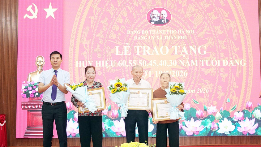 Đảng ủy xã Trần Phú đã long trọng tổ chức Lễ trao tặng Huy hiệu Đảng đợt 19/5