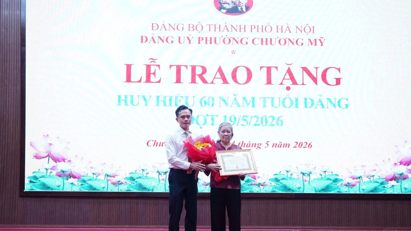 Phường Chương Mỹ trao tặng Huy hiệu Đảng đợt 19/5 cho 45 đảng viên