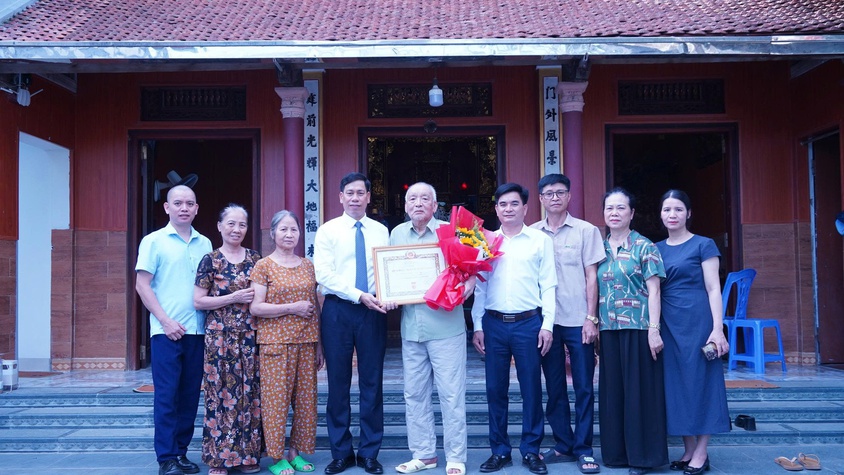 Phường Chương Mỹ trao Huy hiệu Đảng tại nhà cho các đảng viên cao niên đợt 19/5/2026