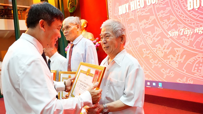 SƠN TÂY TRAO TẶNG HUY HIỆU ĐẢNG ĐỢT 19/5/2026