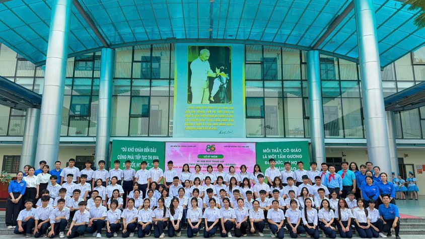 THCS Linh Đàm rực sáng khí thế tuổi trẻ trong chương trình Kỷ niệm 85 năm ngày thành lập đội TNTP Hồ Chí Minh và kết nạp đoàn viên mới