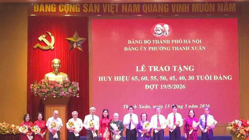 Phường Thanh Xuân trao Huy hiệu Đảng tặng 173 đảng viên