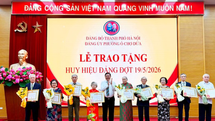 Phường Ô Chợ Dừa: 109 đảng viên nhận Huy hiệu Đảng đợt 19-5