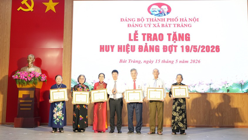 33 đảng viên xã Bát Tràng vinh dự nhận Huy hiệu Đảng đợt 19/5