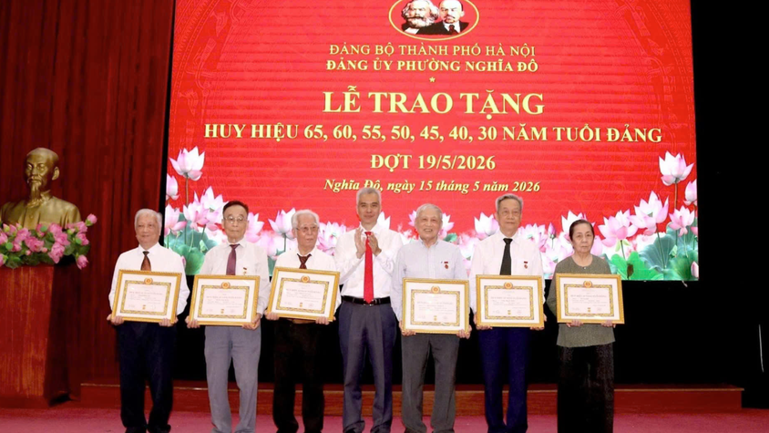 Lễ trao tặng Huy hiệu Đảng đợt 19/5 cho 238 đảng viên