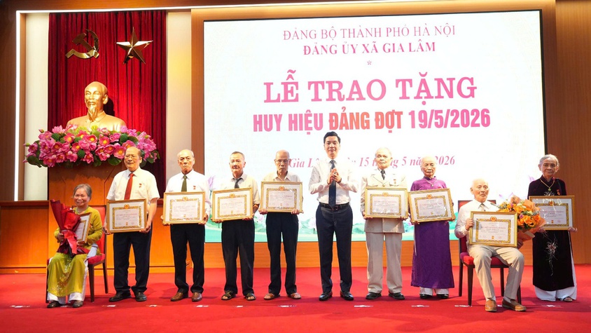 Xã Gia Lâm có 53 đảng viên được trao tặng Huy hiệu Đảng đợt 19-5