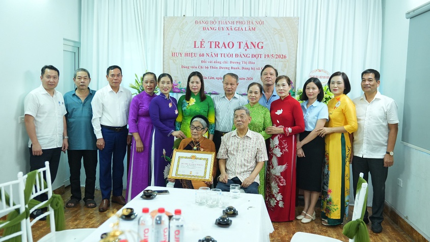 Đồng chí Phó Bí thư Thường trực Đảng ủy trao tặng Huy hiệu 60 năm tuổi Đảng tại nhà cho đồng chí Dương Thị Hòa