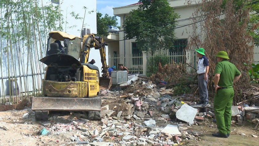 SÓC SƠN RA QUÂN GIẢI TỎA VI PHẠM LẤN CHIẾM HÀNH LANG GIAO THÔNG, ĐẤT CÔNG