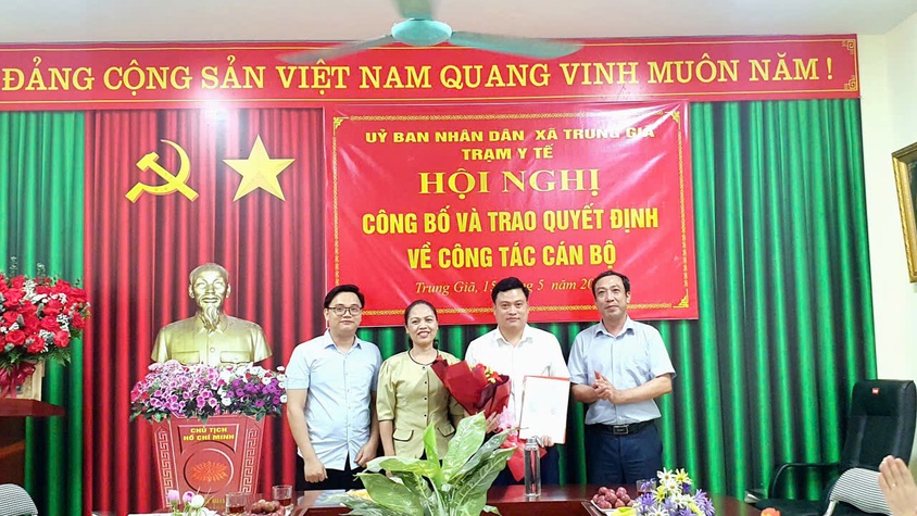 XÃ TRUNG GIÃ CÔNG BỐ VÀ TRAO QUYẾT ĐỊNH BỔ NHIỆM CHỨC VỤ PHÓ GIÁM ĐỐC TRẠM Y TẾ XÃ
