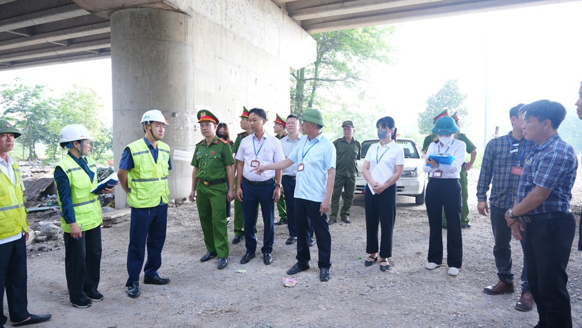 UBND XÃ PHÙ ĐỔNG RA QUÂN GIẢI TỎA CÁC VI PHẠM HÀNH LANG AN TOÀN GIAO THÔNG ĐƯỜNG BỘ, TRẬT TỰ ĐÔ THỊ, PHÒNG CHÁY CHỮA CHÁY TRÊN ĐỊA BÀN XÃ