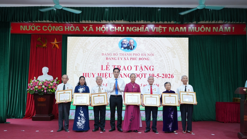 XÃ PHÙ ĐỔNG: TRAO TẶNG HUY HIỆU ĐẢNG CHO 60 ĐẢNG VIÊN ĐỢT 19/5