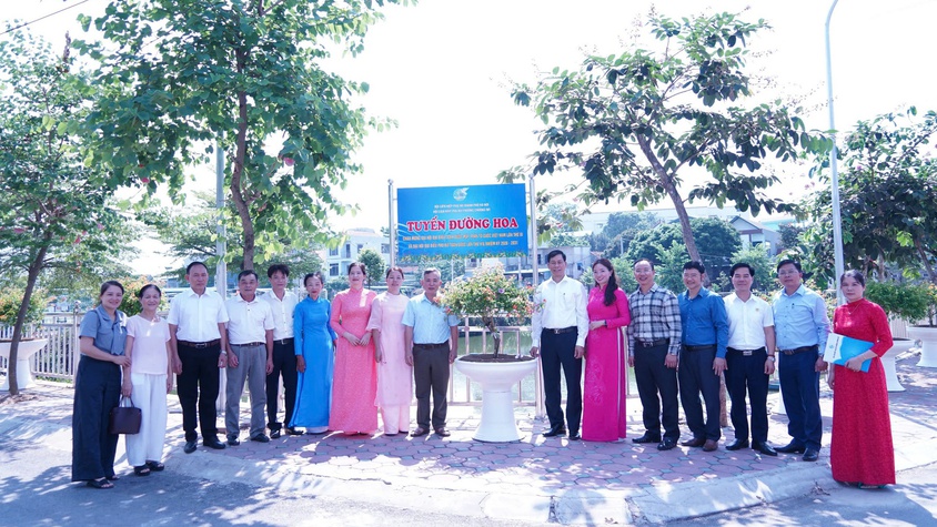 Hội LHPN phường Chương Mỹ bàn giao tuyến đường hoa, ra mắt mô hình “Ngôi nhà xanh”