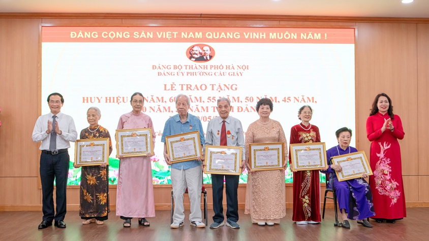 97 đảng viên phường Cầu Giấy nhận Huy hiệu Đảng đợt 19-5: Dấu son của niềm tin, bản lĩnh và sự cống hiến