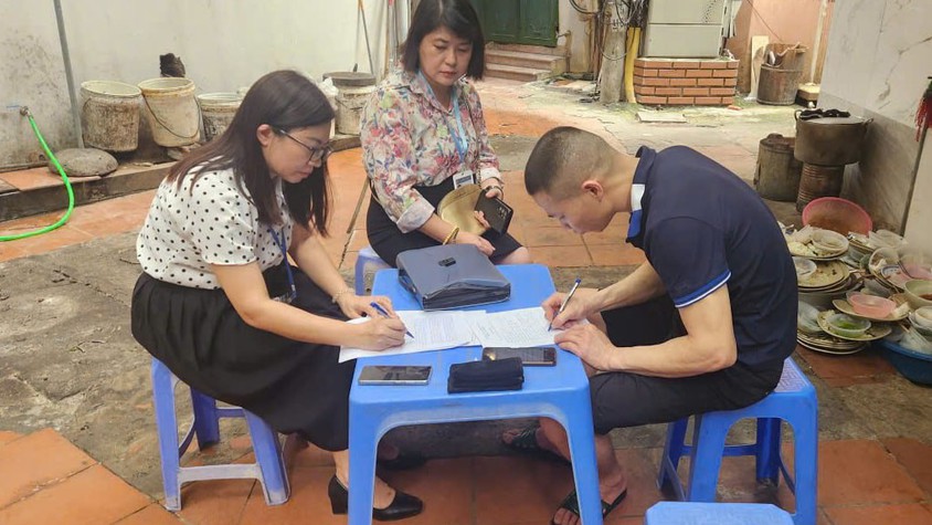 Cầu Giấy: Xử phạt 35 triệu đồng cơ sở kinh doanh lấn chiếm ngõ 79 Cốm Vòng