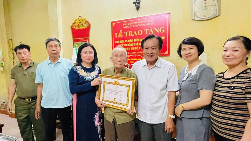 THƯỜNG TRỰC ĐẢNG ỦY PHƯỜNG TRAO TẶNG HUY HIỆU 75 NĂM TUỔI ĐẢNG CHO ĐẢNG VIÊN CHI BỘ 11 QUAN HOA