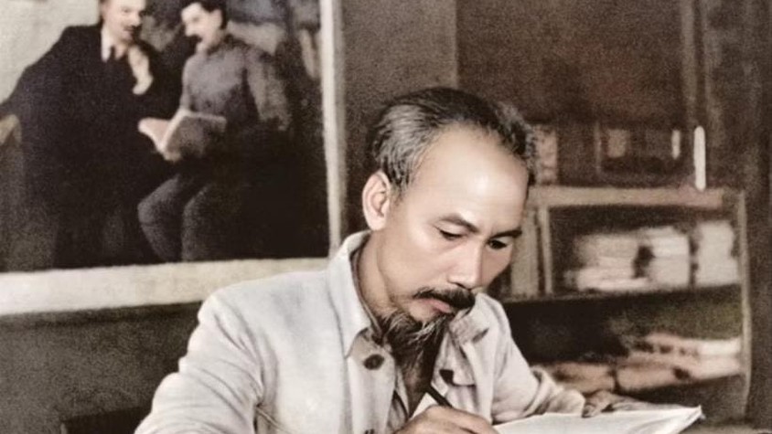 Ánh sáng Hồ Chí Minh soi đường cho chúng ta đi