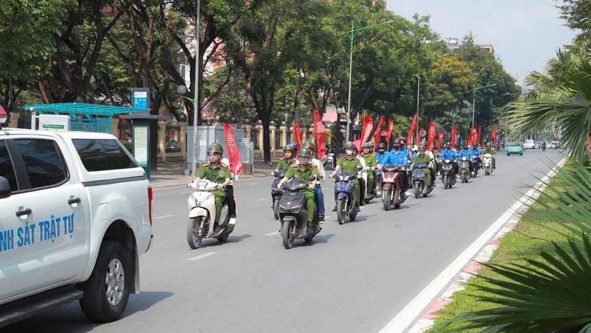 Công an phường Nghĩa Đô tích cực tham gia “Chiến dịch Mùa hè số cùng VNeID”, đồng hành cùng Nhân dân thực hiện chuyển đổi số quốc gia