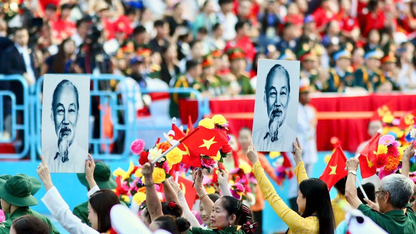 ÁNH SÁNG HỒ CHÍ MINH SOI ĐƯỜNG CHO CHÚNG TA ĐI