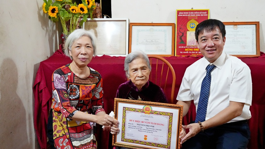 PHƯỜNG SƠN TÂY TRAO HUY HIỆU 80 NĂM TUỔI ĐẢNG ĐỢT 19/5/2026 TẠI NHÀ RIÊNG CHO ĐẢNG VIÊN LÃO THÀNH