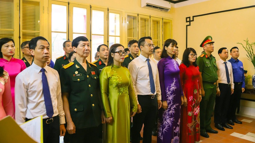 Phường Hoàn Kiếm dâng hương tưởng niệm Chủ tịch Hồ Chí Minh nhân kỷ niệm 136 năm Ngày sinh của Người (19/5/1890 – 19/5/2026)