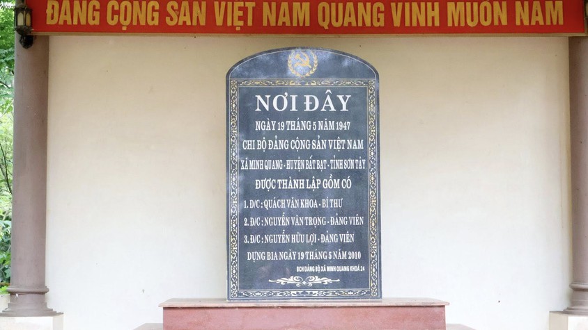 Thường trực Đảng ủy, Ban Thường vụ Đảng ủy xã Ba Vì thăm địa điểm nơi thành lập Chi bộ Đảng đầu tiên của xã Minh Quang (cũ), nay thuộc xã Ba Vì