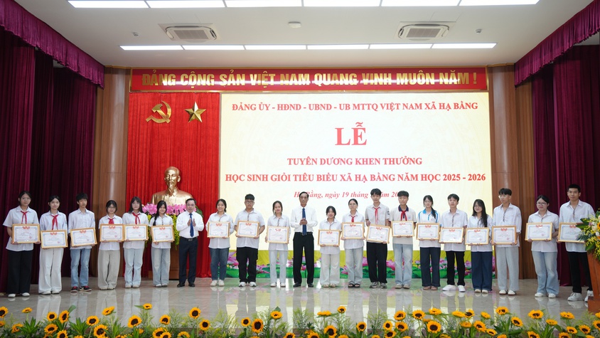 HẠ BẰNG: 72 HỌC SINH TIÊU BIỂU ĐƯỢC VINH DANH TẠI LỄ TUYÊN DƯƠNG NĂM HỌC 2025–2026